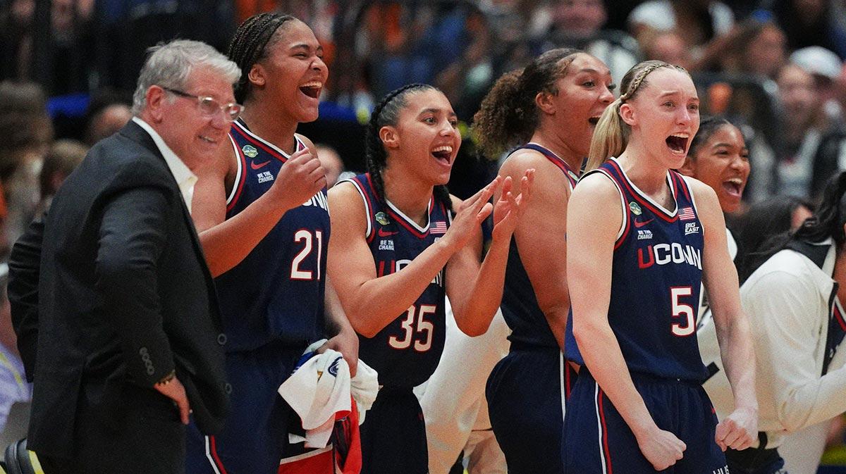 UConn Huskies guard Paige Bueckers (5) reacts with teammates on the bench during the fourth quarter in a semifinal of the women's 2025 NCAA tournament against the UCLA Bruins at Amalie Arena.
