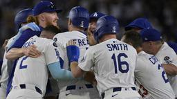 Freddie Freeman plays hero in Dodgers’ comeback vs. White Sox with walk-off hit