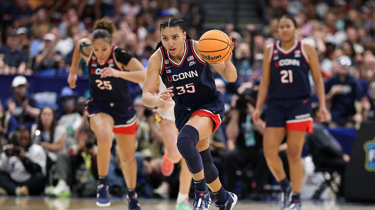 Connecticut Huskies guard Azzi Fudd (35) dribbles the ball against the South Carolina Gamecocks during the first half of the national championship of the women's 2025 NCAA tournament at Amalie Arena.