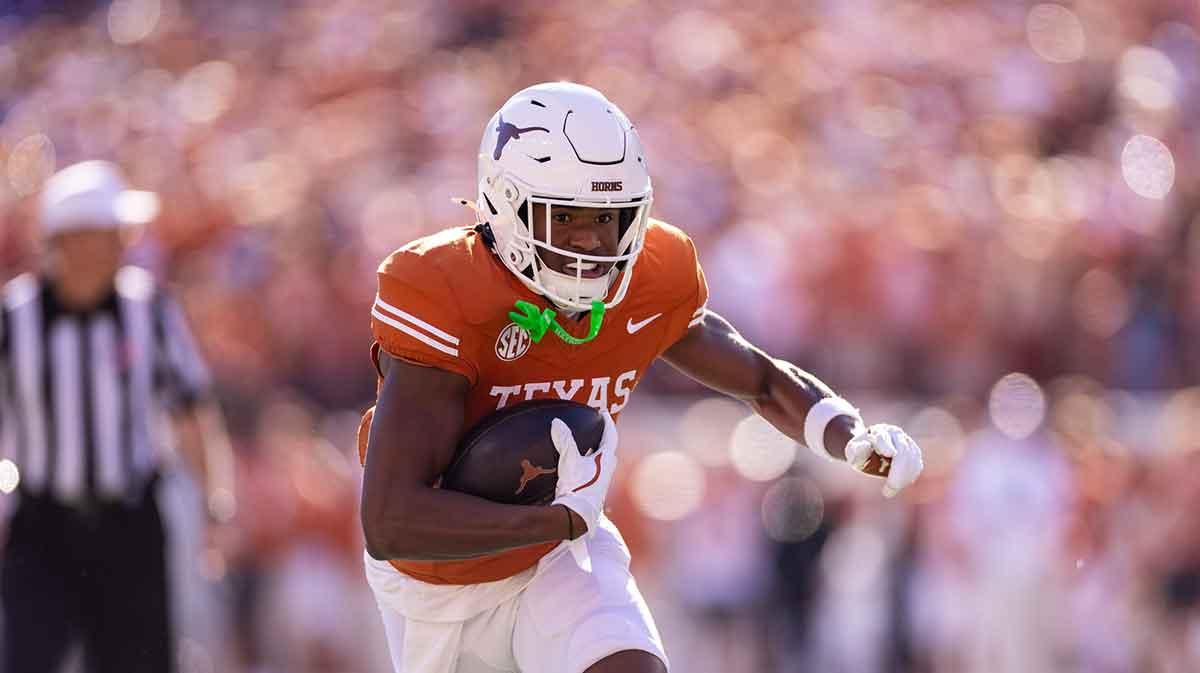 Texas Longhorns wide receiver Ryan Wingo (5) runs the ball against the Kentucky Wildcats during the first quarter at Darrell K Royal-Texas Memorial Stadium.