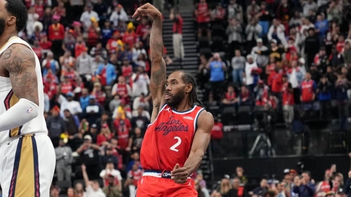 LA Clippers forward Kawhi Leonard (2) shoots the winning shot as New Orleans Pelicans guard Saddiq Bey (41) watches as time expires in a 126-14 victory at Intuit Dome.